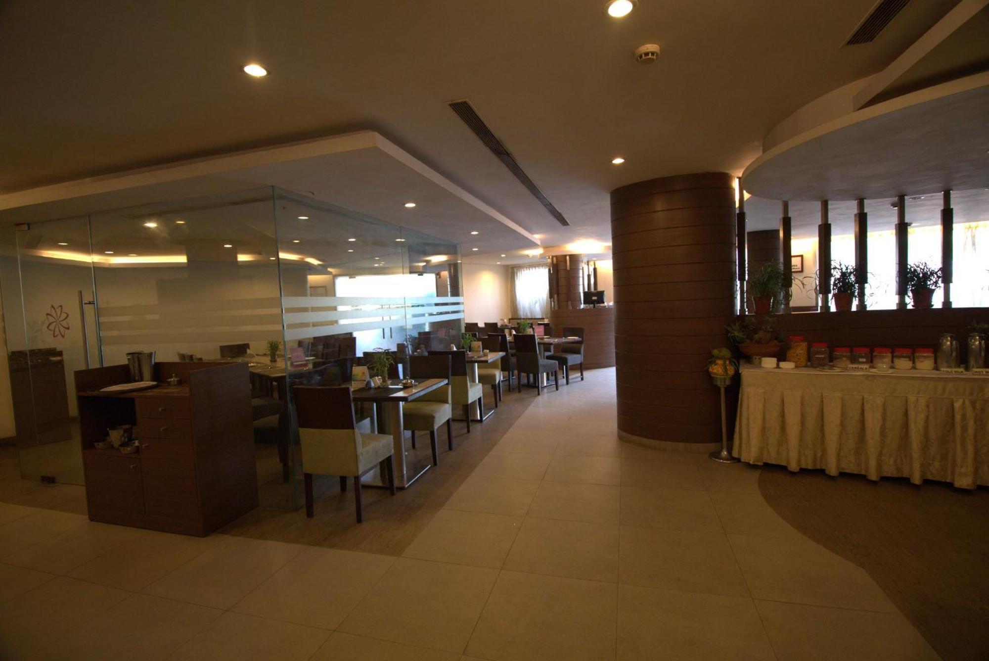 Ira By Orchid Bhubaneswar Hotel Exterior foto